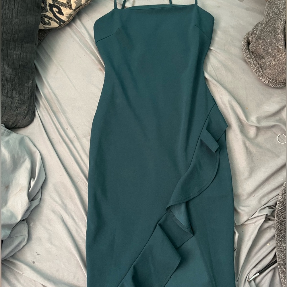 I’m selling this hunter green midi dress. Only used once. Size small.